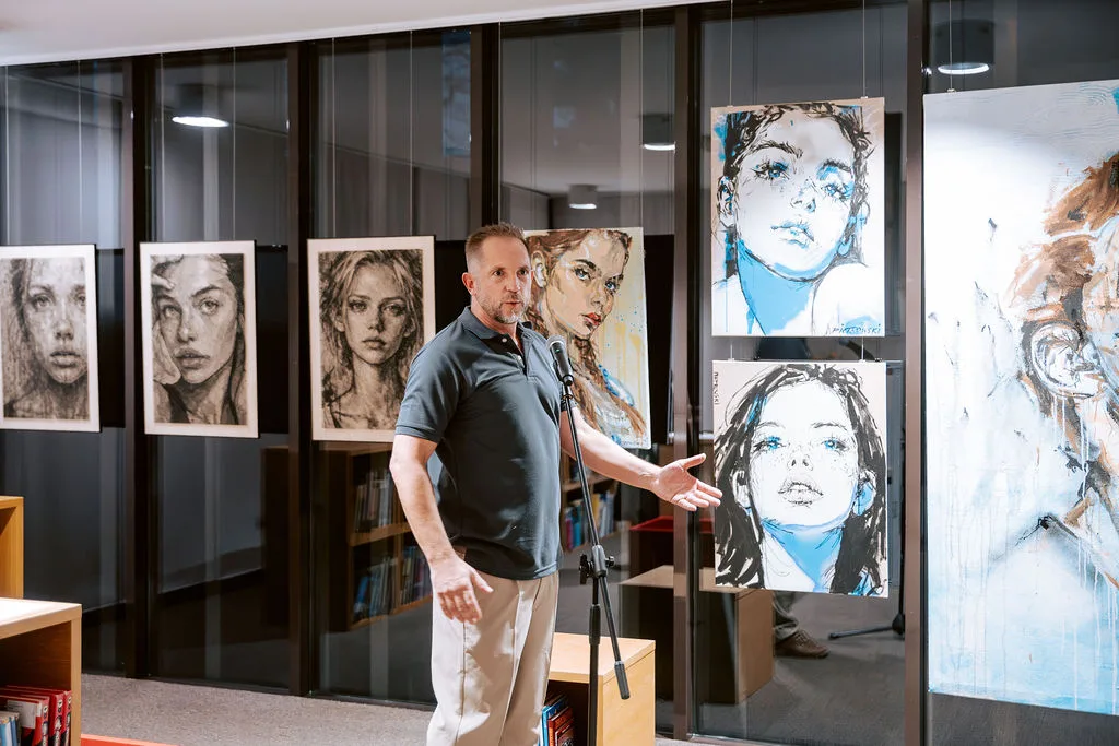 Michael Pietrowski präsentiert seine Werke bei der Vernissage